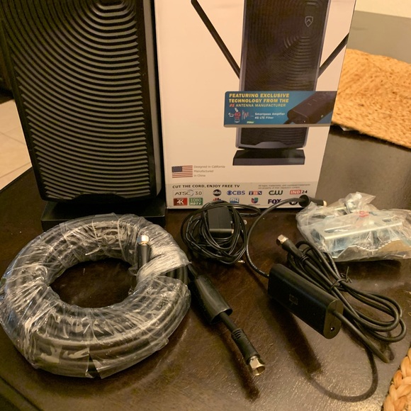 ANTOP Antenna Inc. AT-405BV W AT-405BV Smartpass-Amplified Mini Tower - Picture 11 of 13